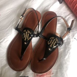 Black and camel Tommy Hilfiger sandals with golden logo.